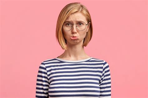 Junge Blonde Frau Im Gestreiften Hemd Kostenlose Foto