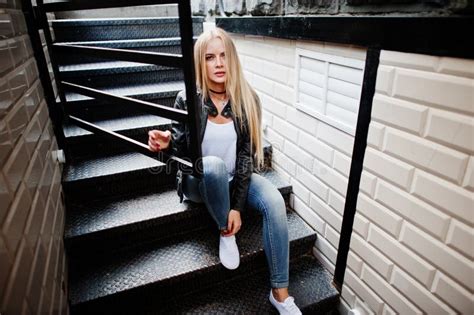 Stijlvolle Blonde Vrouw Stock Afbeelding Image Of Blauw