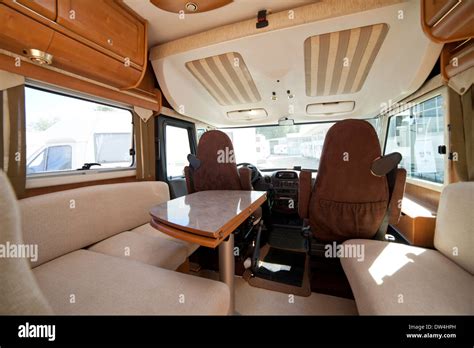 Camper Van Wohnmobil Vorne Teil Innen Mit Tisch Und Stühlen Stockfoto