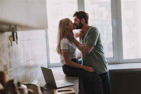 Pares De Beijo Bonitos Que Passam O Tempo Em Casa Na Cozinha Foto De