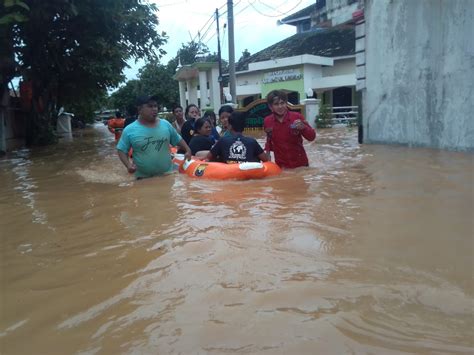 Ratusan Rumah Perum Bmi Cikampek Terendam Banjir Warga Diungsikan