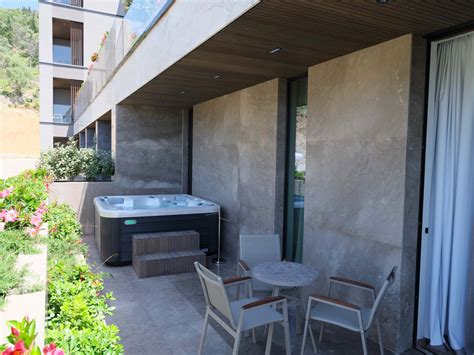 Junior Suite with Sea View & Jacuzzi – Prado Luxury Hotel