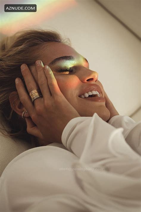 Meredith Mickelson Nude And Sexy Gets Naked In A Photoshoot AZNude