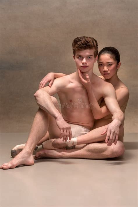 Pares De Los Bailarines De Ballet Que Presentan Sobre Fondo Gris Foto