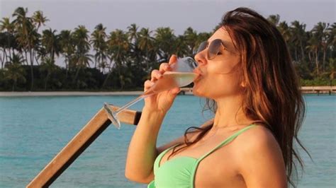 Elizabeth Hurley Shows Unbelievably Toned Stomach In Bikini Snapshot Fans React HELLO