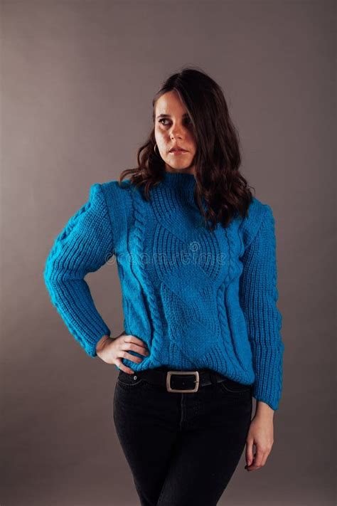 Retrato De Flaca Joven En Bikini De Punto Marr N Con Cara Seria Foto De Archivo Imagen De