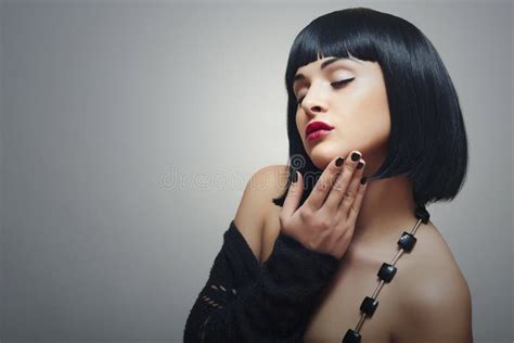 Νέο προκλητικό Woman bob Eautiful κούρεμα Brunette κόκκινα χείλια Στοκ