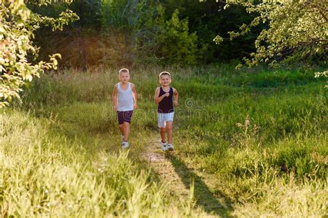 Deux Garçons Gay Courus Par Le Parc Dans Le Windlight Durant L été Image stock Image du