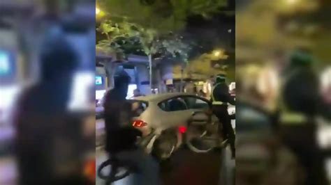 Un Coche Arrolla A Un Grupo De Ciclistas En Mitad De Una Marcha En