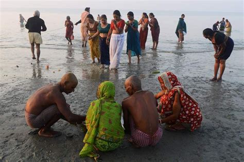 Sex létust í troðningi