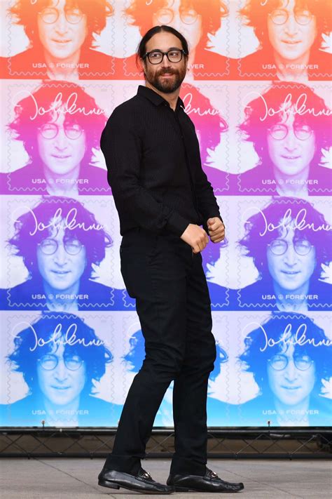 Global fans react to Sean Lennon and his latest viral performance 17