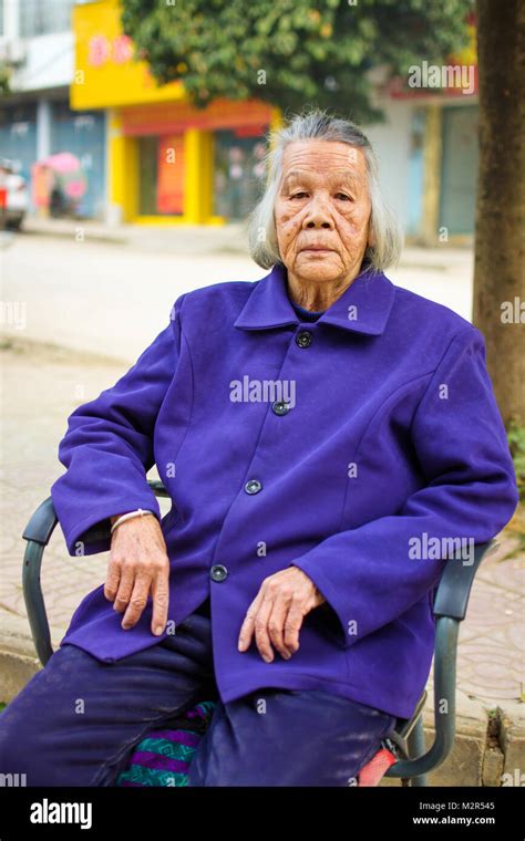 Vieille Dame Assise Sur Une Chaise Banque De Photographies Et Dimages