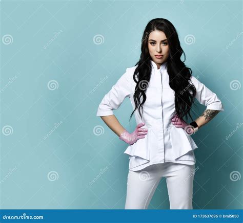 Ernst aussehende Brunette Ärztin Ihr Pflegepersonal Cosmetologist in Der Eleganten Uniform