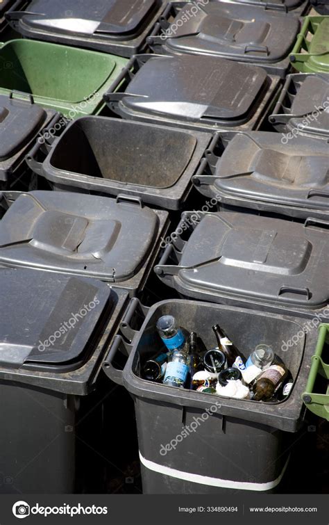 Группа Мусорных Баков – Стоковое редакционное фото © PantherMediaSeller ...