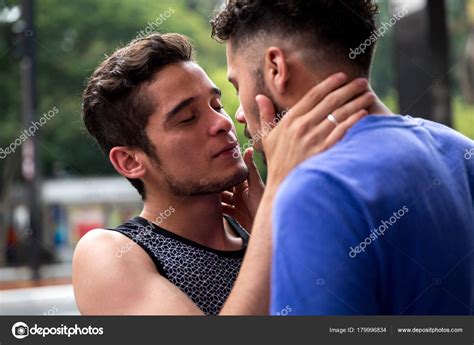 Lindo Gay Chicos Besos fotografía de stock gustavofrazao 179996834