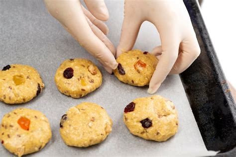 Galletas De Avena Con Frutas Confitadas En Una Bandeja Para Hornear