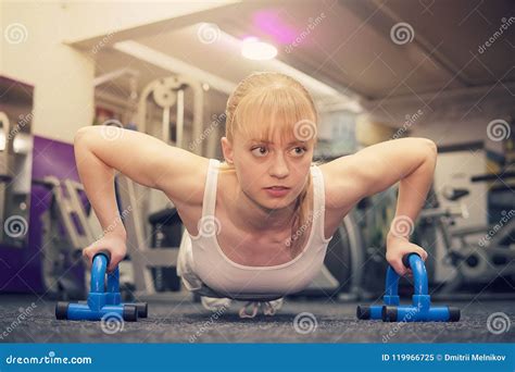 Sport Belle Femme Dans Le Gymnase Blonde Mignonne Mignonne Tout En Faisant Des Pousées Sur Un