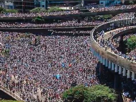 Locura total: más de 4.000.000 de hinchas en las autopistas por la
