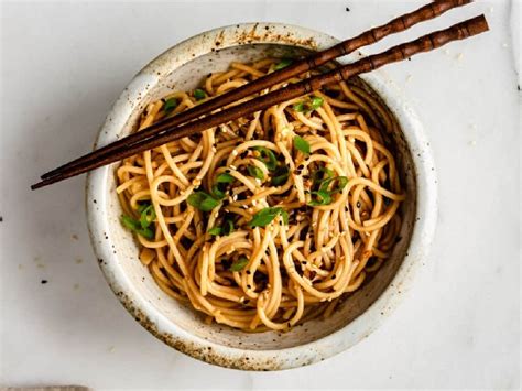 Азиатская чесночная лапша за 15 минут - рецепт быстрого и легкого ужина