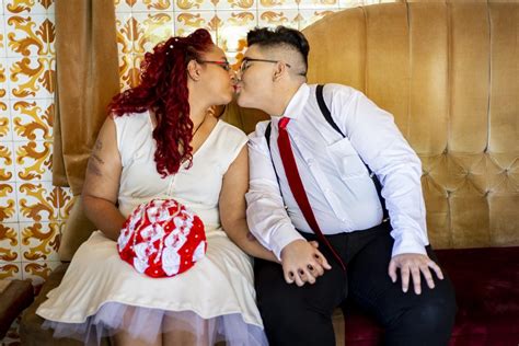 Casamento Gay Coletivo Une Declara Es De Amor E Protesto Pol Tico Uol Tab