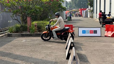 First Ride TVS Ronin Naked 225cc Enggak Perlu SIM C1