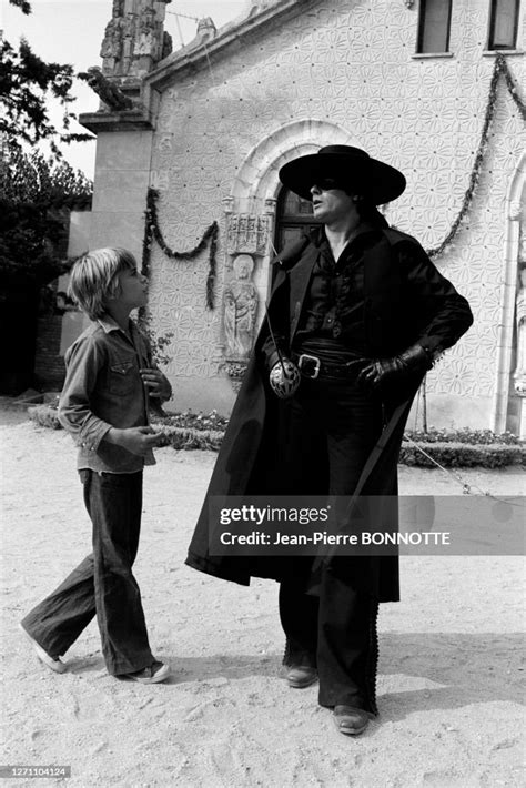 Alain Delon et son fils Anthony Delon sur le tournage du film 'Zorro ...