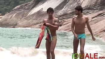 Latino j et Kaike se font baiser en extérieur XVIDEOS