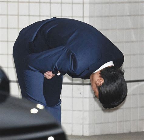 【写真】30秒超深々と頭を下げる伊藤健太郎容疑者：中日スポーツ・東京中日スポーツ