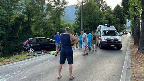 Sbalzato Fuori Dall Auto Dopo Lo Schianto Contro Una Pianta Grave Un