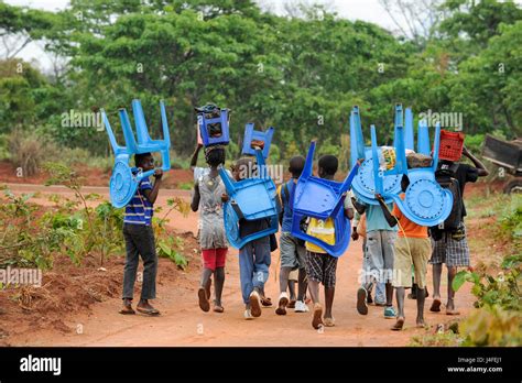 ANGOLA Kwanza Sul aldea Kassombo niños en camino a la escuela cada