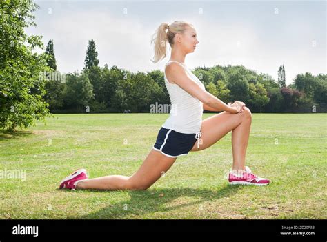 Grosse femme blonde Banque de photographies et dimages à haute résolution Alamy