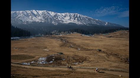 Light snowfall in Gurez sector breaks dry spell in Valley - Hindustan Times