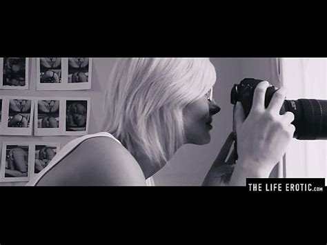 Hermosa rubia espía a los vecinos mientras se masturba XVIDEOS