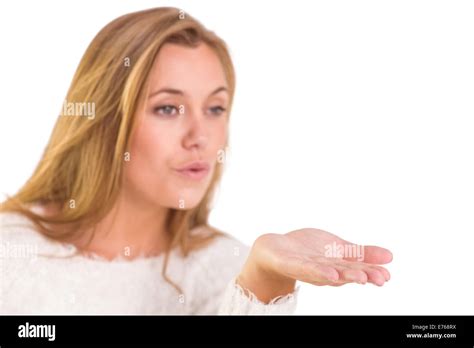 Jeune femme blonde souffle un baiser Banque de photographies et dimages à haute résolution Alamy