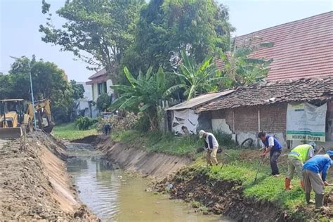 Antisipasi Banjir Perkotaan, Dua Irigasi Sekunder Dikeruk - Suara ...