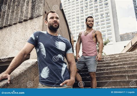 Un Retrato De Una Feliz Pareja Gay Al Aire Libre En Un Entorno Urbano Imagen De Archivo Imagen
