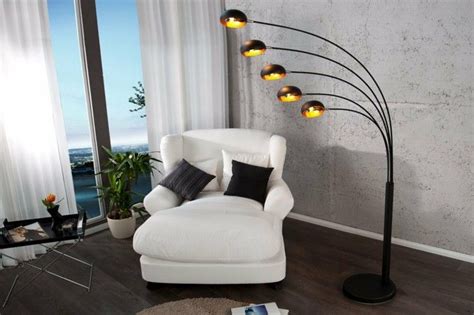 Торшеры в интерьере гостиной (42 фото): стильное и функциональное ...