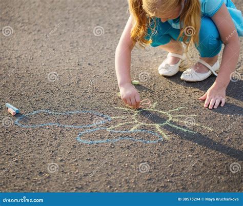 Kind Das Eine Kreide Auf Asphalt Zeichnet Stockfoto Bild Von Farbe