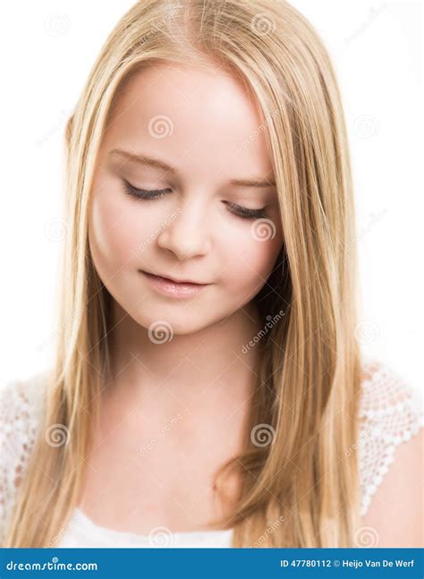 De Blonde Jonge Tiener Kleedde Zich In Wit In De Studio Stock Foto Image Of Ogen Gevlekt
