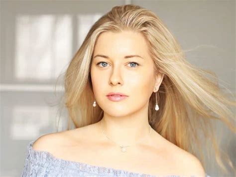 12 Must Try Pearl Blonde Hair Styles For An On Point Look