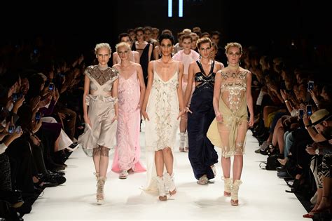 Дефиле - это... история моды и рекламы