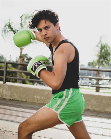 Little Mac Costume Ideas | DIY Cosplay w/ Boxing Gloves & Shorts