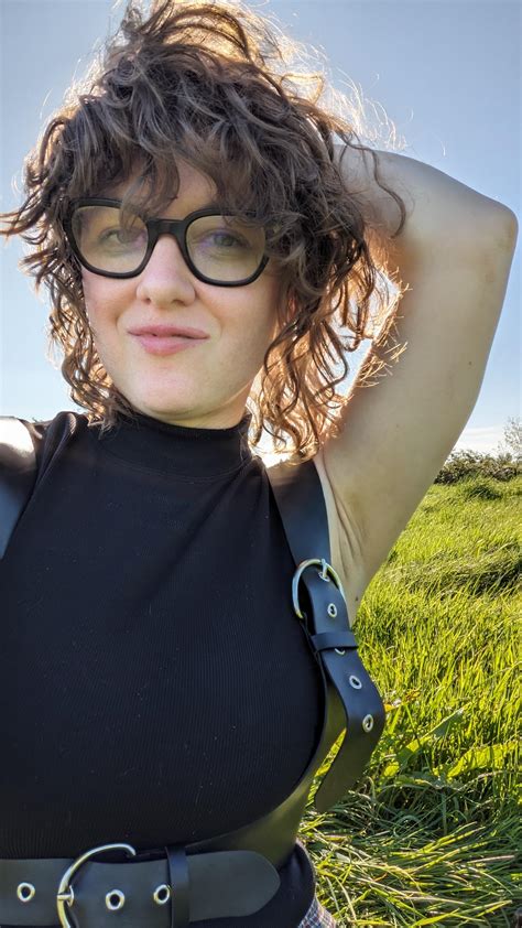 Raise Your Hand If You Love A Goth Alt MILF R Cougars And Milfs Sfw