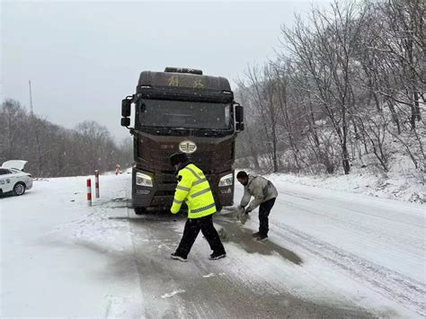 以雪为令！延边公安交警雪天执勤保通畅，守护平安出行路！澎湃号·政务澎湃新闻 The Paper