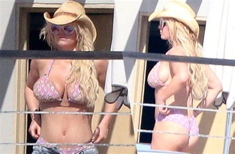 Busty Bikini Clad Jessica Simpson Gets Cheeky In Mexico