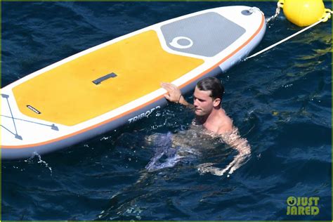 Shirtless Jeremy Irvine And Girlfriend Jodie Spencer Hit The Beach In