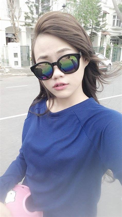 Chân dung hot girl vừa nấu ăn vừa chơi game