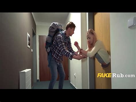 Escupir asado mientras está atrapado en una puerta XVIDEOS