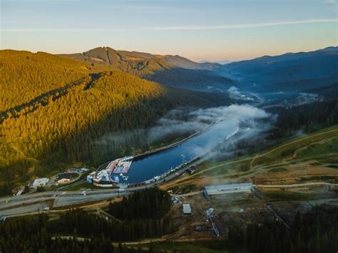 Vista A Rea Del Lago Bukovel En La Monta A De Los C Rpatos Foto Premium