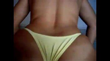 De tanga amarela rebola o bundão XVIDEOS